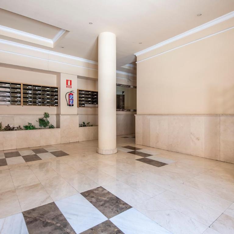 Apartamento Moderno Renovado con Piscina, Gym & Parking – Aeropuerto, IFEMA / Metropolitano by beBalmy - Apartment mit 2 Schlafzimmern - 35