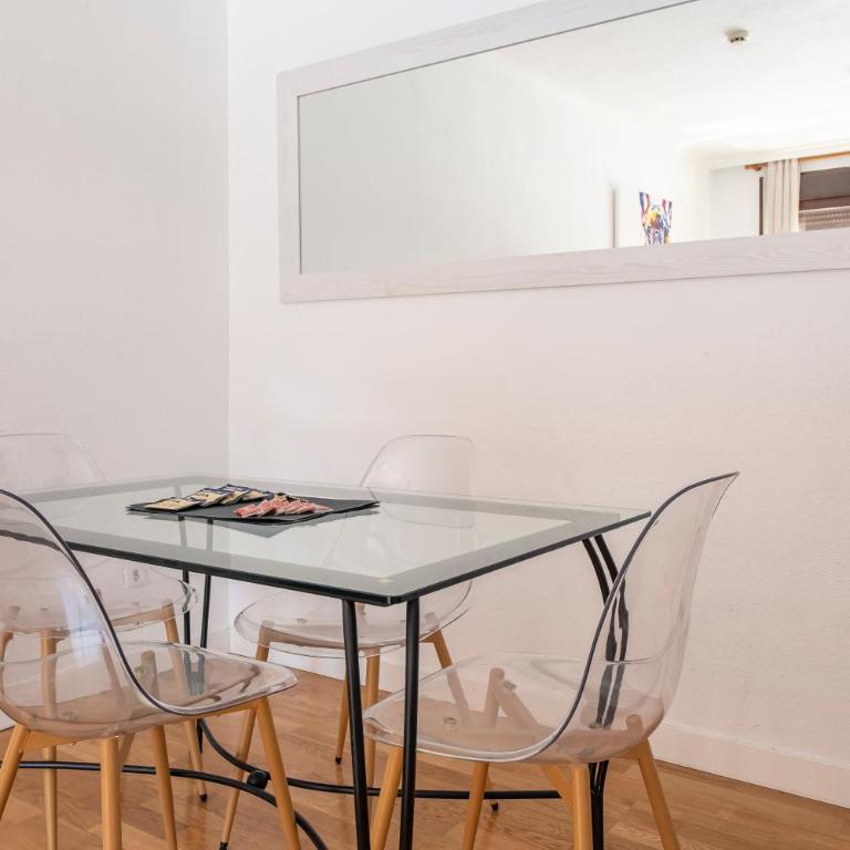 Apartamento Moderno Renovado con Piscina, Gym & Parking – Aeropuerto, IFEMA / Metropolitano by beBalmy - Apartment mit 2 Schlafzimmern - 27