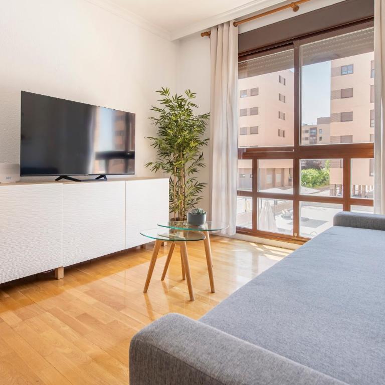 Apartamento Moderno Renovado con Piscina, Gym & Parking – Aeropuerto, IFEMA / Metropolitano by beBalmy - Apartment mit 2 Schlafzimmern - 30
