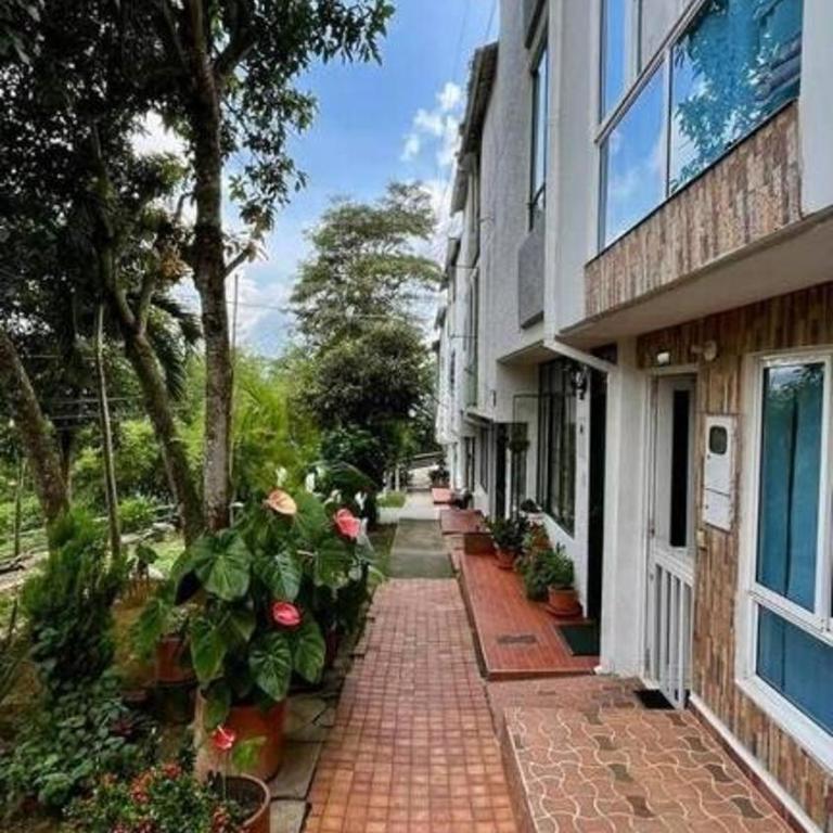 Casa Amplia de 3 Pisos - 3 Habitaciones - Zona Verde de Bucaramanga - Three-Bedroom Apartment - 1