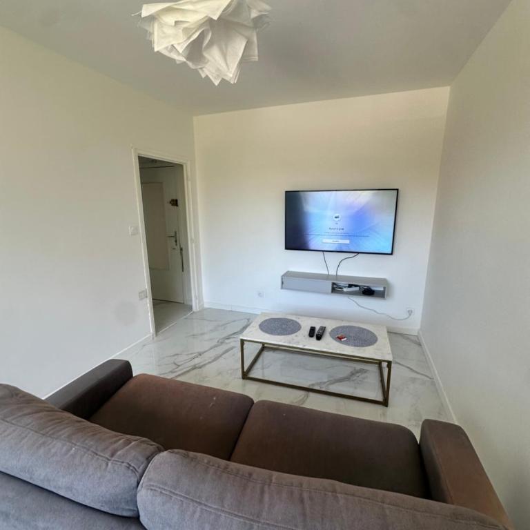 Isidore - One-Bedroom Apartment - 2