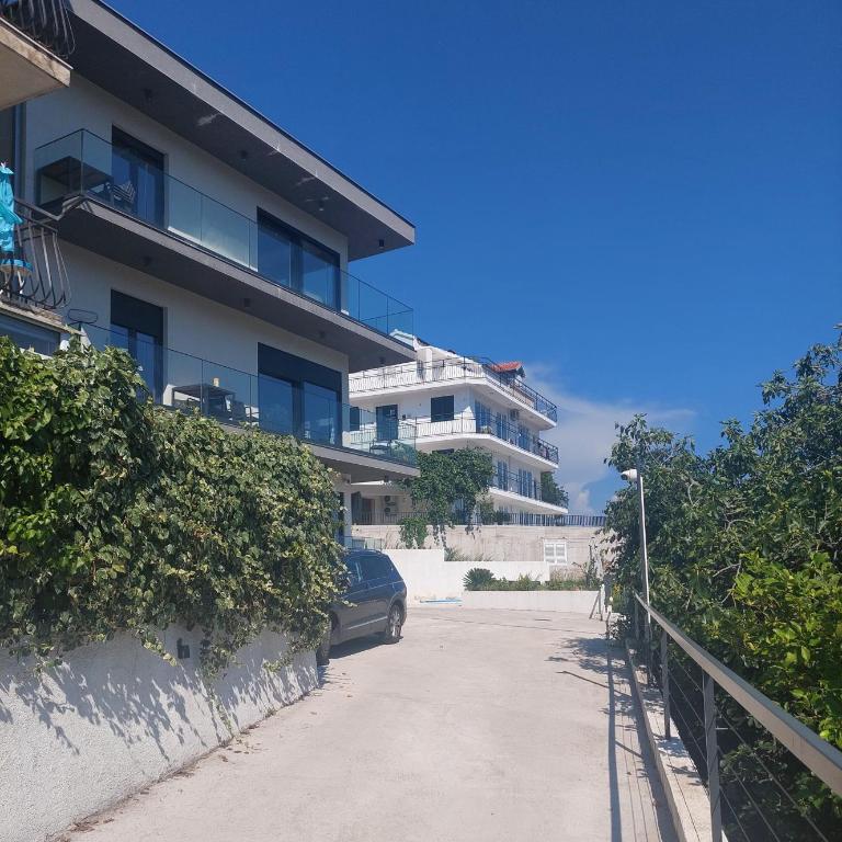 Byron's View Apartment - Three-Bedroom Apartment with Sea View - 10