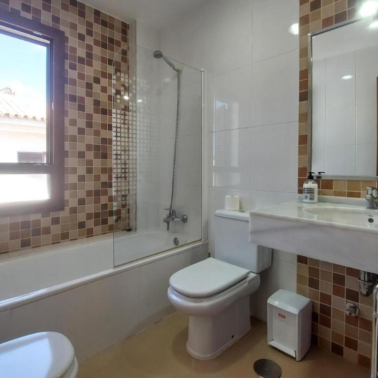 Awesome Home In Chiclana De La Fronter - Four-Bedroom House - 8
