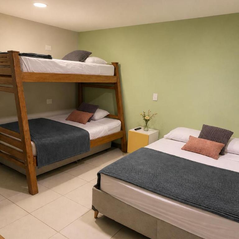 Casa Tangara Café y Hospedaje - Habitación Familiar con baño privado - 3