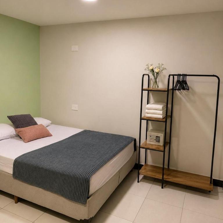 Casa Tangara Café y Hospedaje - Habitación Familiar con baño privado - 2