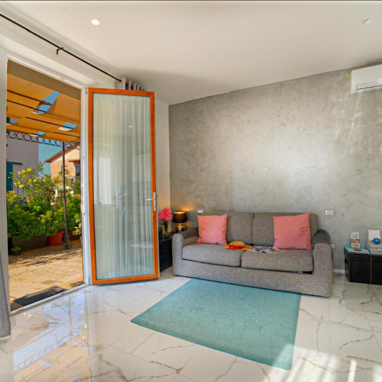 Stylish Apartment near Siena I Private Parking & Air Con & WiFi - One-Bedroom Apartment - 6