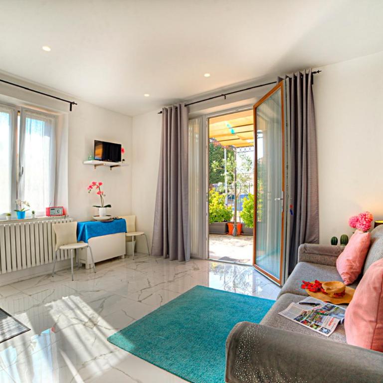 Stylish Apartment near Siena I Private Parking & Air Con & WiFi - One-Bedroom Apartment - 3
