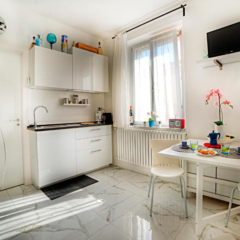 Stylish Apartment near Siena I Private Parking & Air Con & WiFi - One-Bedroom Apartment - 19