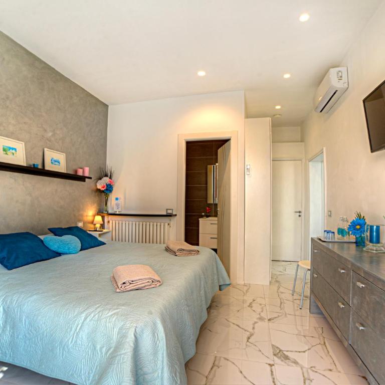 Stylish Apartment near Siena I Private Parking & Air Con & WiFi - One-Bedroom Apartment - 13