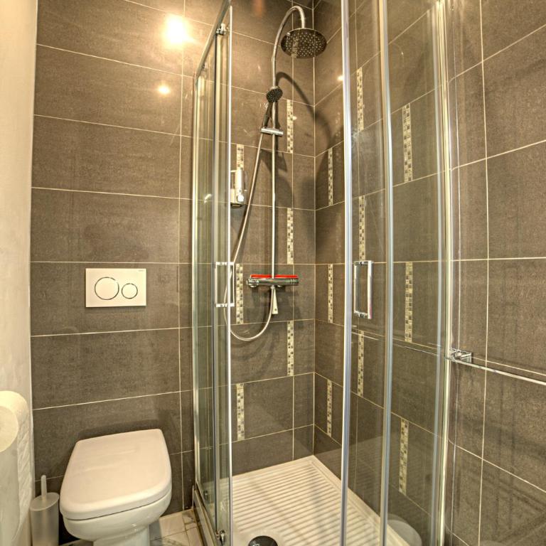 Stylish Apartment near Siena I Private Parking & Air Con & WiFi - One-Bedroom Apartment - 18