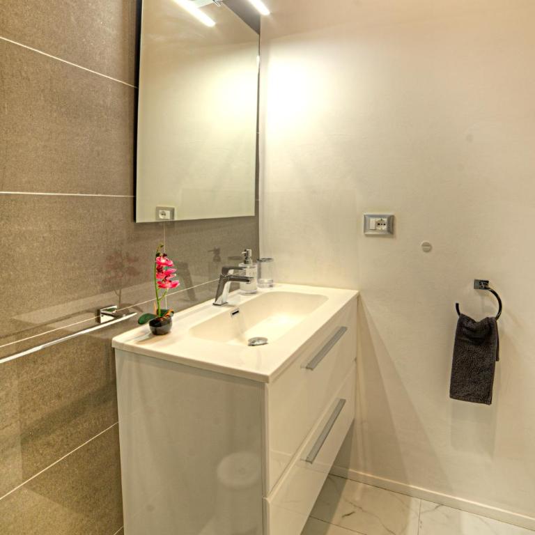 Stylish Apartment near Siena I Private Parking & Air Con & WiFi - One-Bedroom Apartment - 14