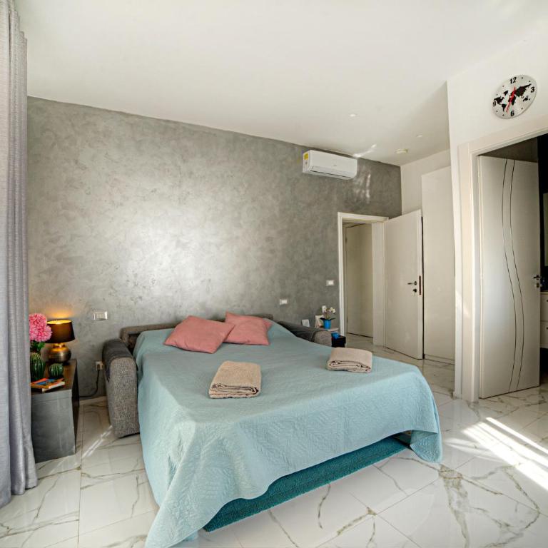 Stylish Apartment near Siena I Private Parking & Air Con & WiFi - One-Bedroom Apartment - 12