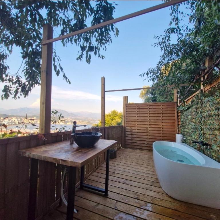 AJACCIO, Dormir sous les étoiles, cabanon à toit ouvrant, vue mer et montagne - Tienda - 6