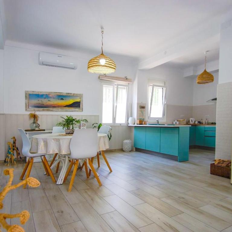Mediterranean Beach Retreat Spacious 2 Bedroom Home with Patio and Sea Views - Haus mit 2 Schlafzimmern - 1