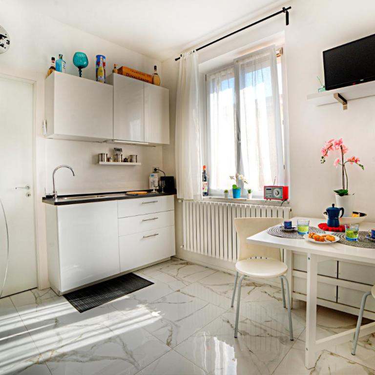 Stylish Apartment near Siena I Private Parking & Air Con & WiFi - One-Bedroom Apartment - 5