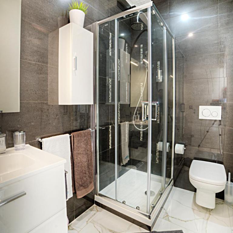 Stylish Apartment near Siena I Private Parking & Air Con & WiFi - One-Bedroom Apartment - 4