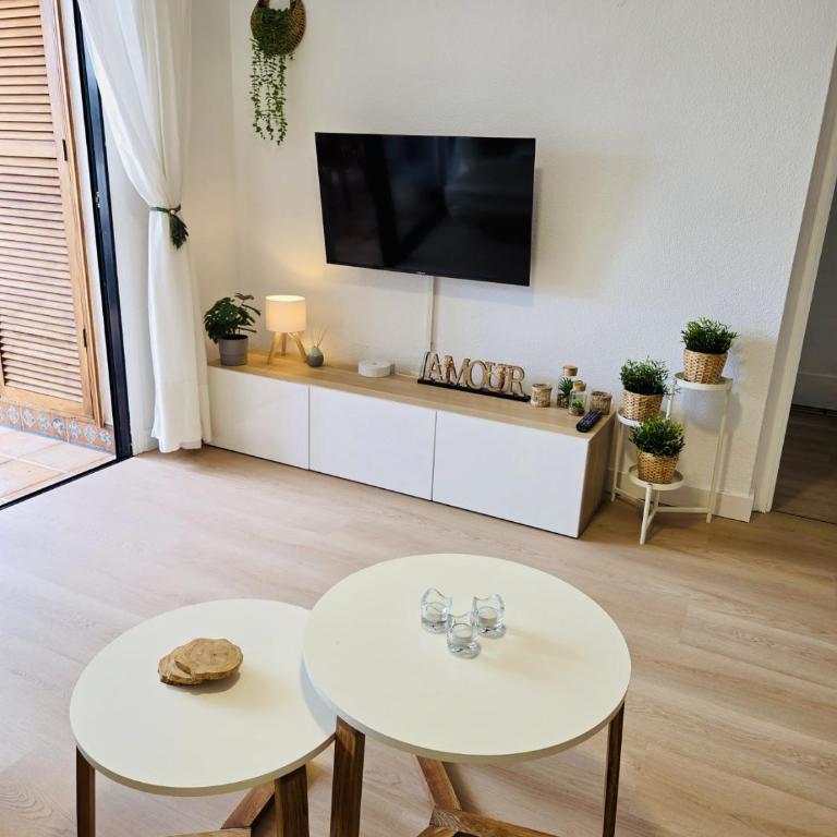Beautiful 4 bedroom apartment with private jacuzzi - Four-Bedroom Luxury Apartment - 3