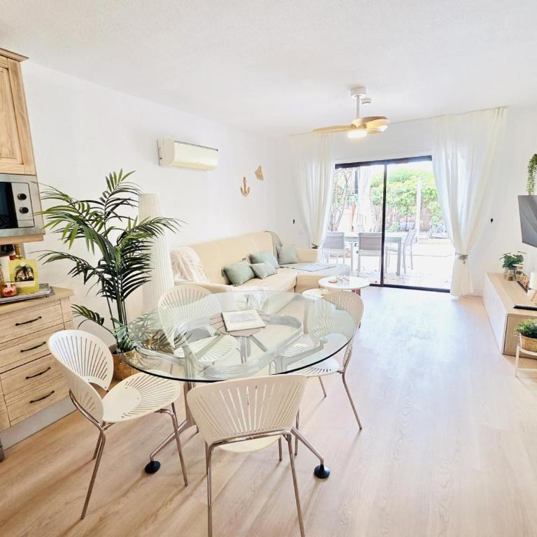 Beautiful 4 bedroom apartment with private jacuzzi - Four-Bedroom Luxury Apartment - 10