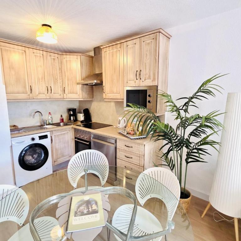 Beautiful 4 bedroom apartment with private jacuzzi - Four-Bedroom Luxury Apartment - 11