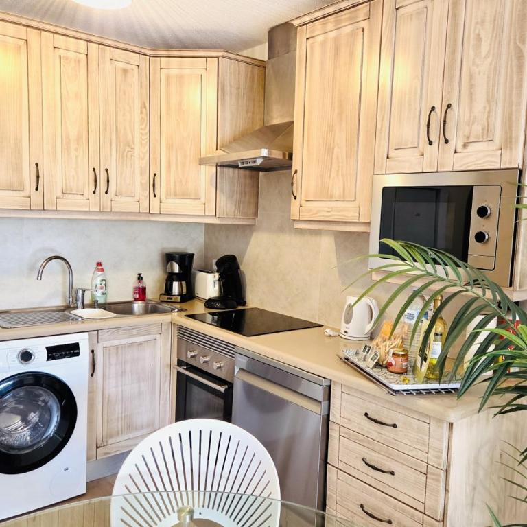 Beautiful 4 bedroom apartment with private jacuzzi - Four-Bedroom Luxury Apartment - 12