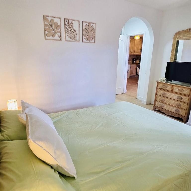 Beautiful 4 bedroom apartment with private jacuzzi - Four-Bedroom Luxury Apartment - 16