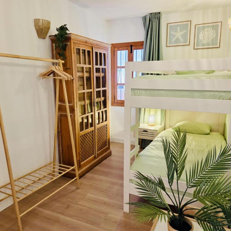 Beautiful 4 bedroom apartment with private jacuzzi - Four-Bedroom Luxury Apartment - 23