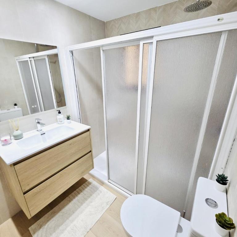 Beautiful 4 bedroom apartment with private jacuzzi - Four-Bedroom Luxury Apartment - 28
