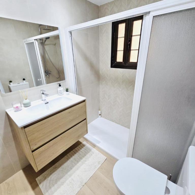 Beautiful 4 bedroom apartment with private jacuzzi - Four-Bedroom Luxury Apartment - 29