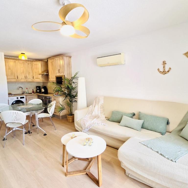 Beautiful 4 bedroom apartment with private jacuzzi - Four-Bedroom Luxury Apartment - 31