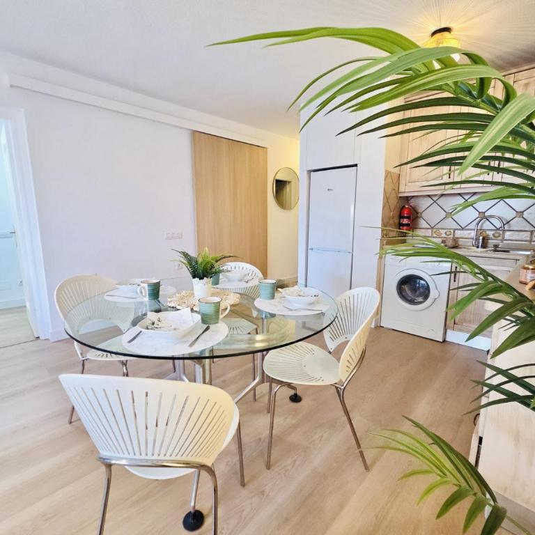 Beautiful 4 bedroom apartment with private jacuzzi - Four-Bedroom Luxury Apartment - 34