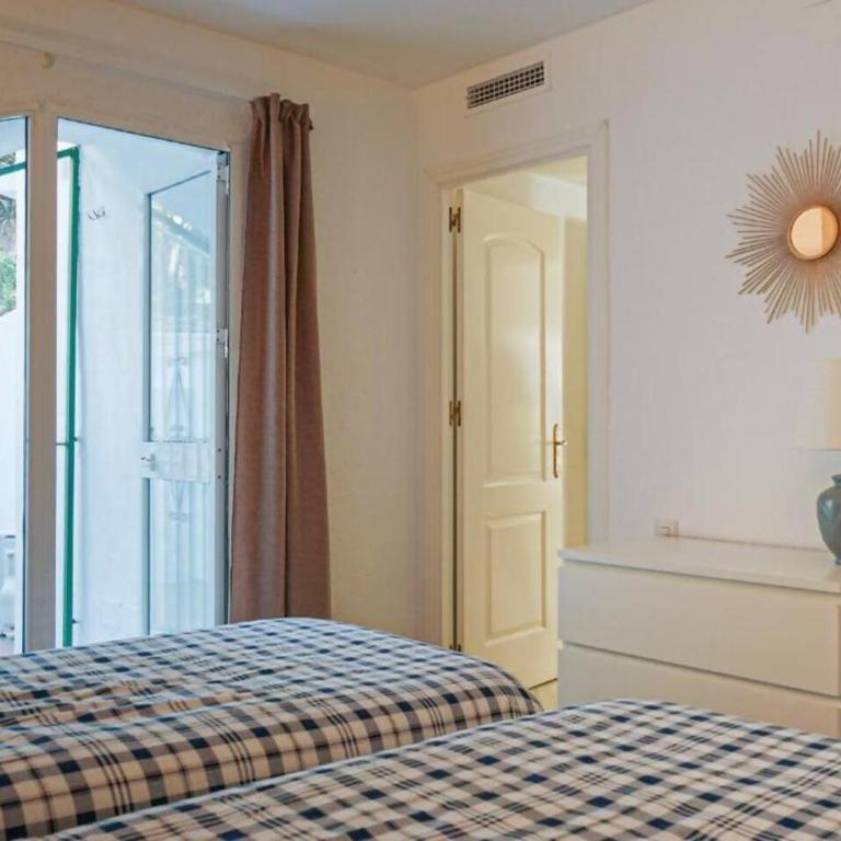Garden-level Two bedroom apt with pool access - Appartement 2 Chambres - 23