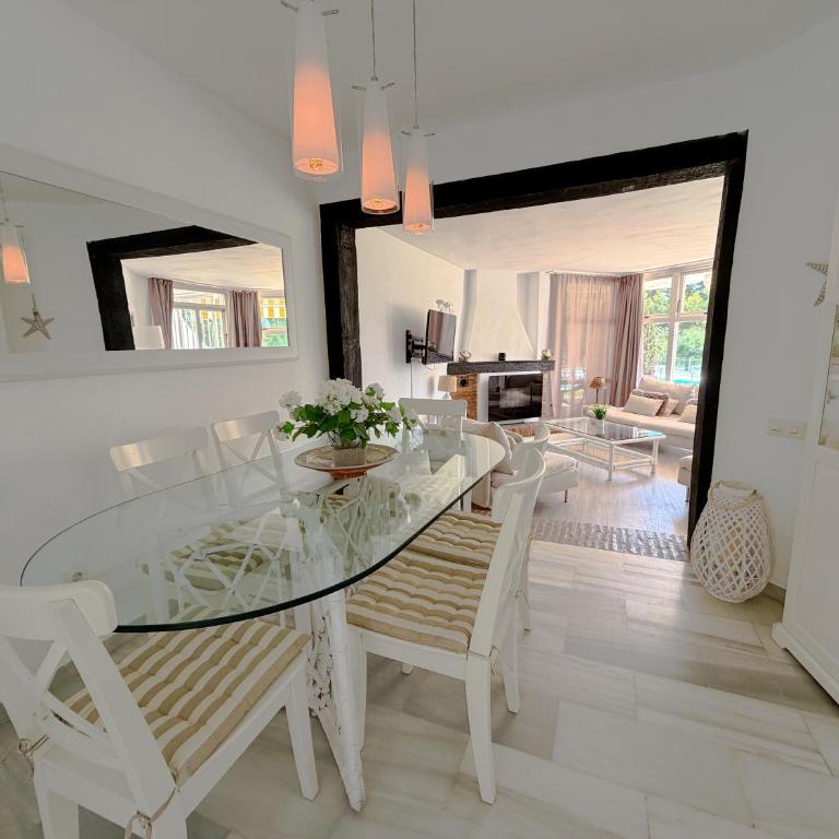Garden-level Two bedroom apt with pool access - Appartement 2 Chambres - 32