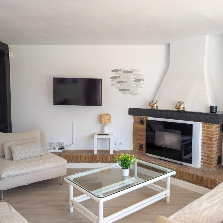 Garden-level Two bedroom apt with pool access - Appartement 2 Chambres - 35