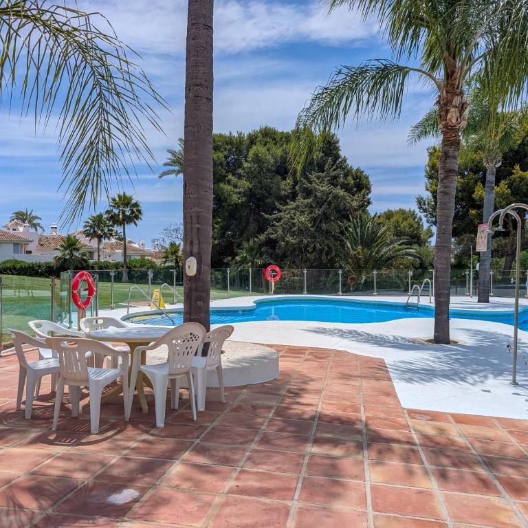 Garden-level Two bedroom apt with pool access - Appartement 2 Chambres - 36