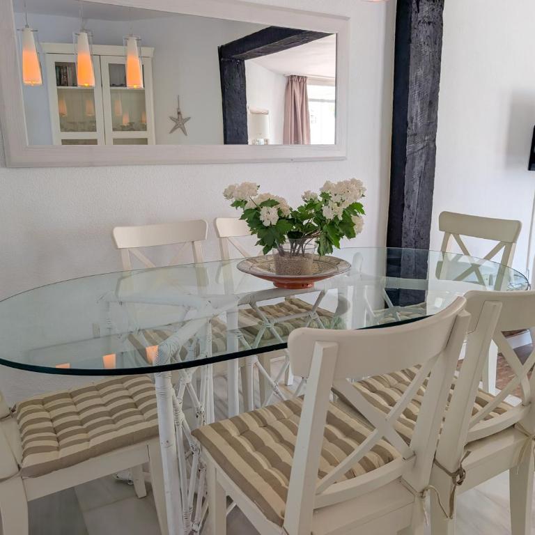 Garden-level Two bedroom apt with pool access - Appartement 2 Chambres - 37