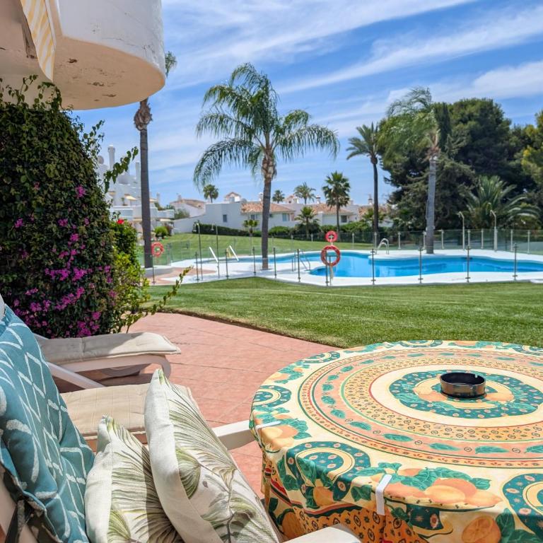 Garden-level Two bedroom apt with pool access - Appartement 2 Chambres - 45