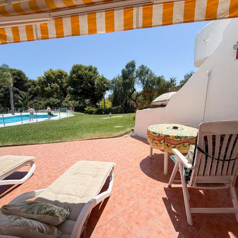 Garden-level Two bedroom apt with pool access - Appartement 2 Chambres - 50