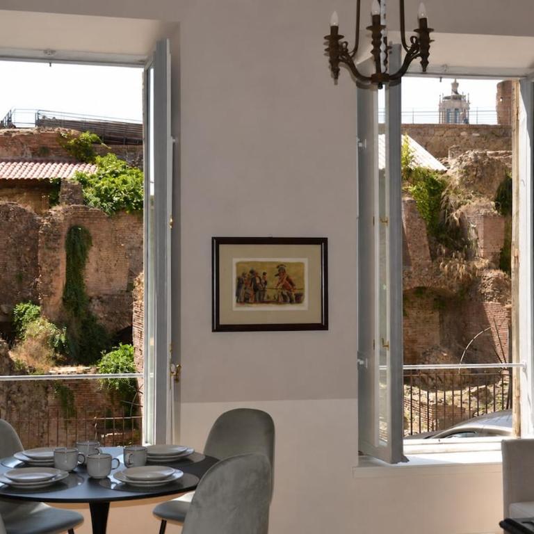 Roma - Una Finestra Incantata sui Fori - Appartamento con 2 Camere da Letto - 2