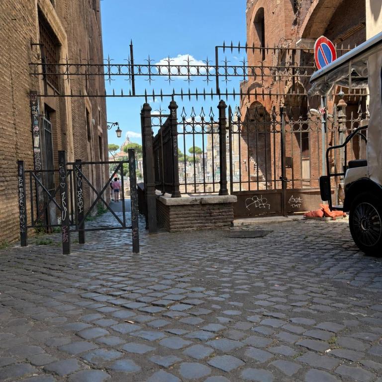 Roma - Una Finestra Incantata sui Fori - Appartamento con 2 Camere da Letto - 9