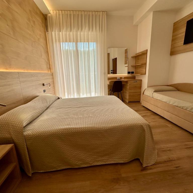 Hotel Beau Rivage Pineta - Camera Tripla Executive - 3