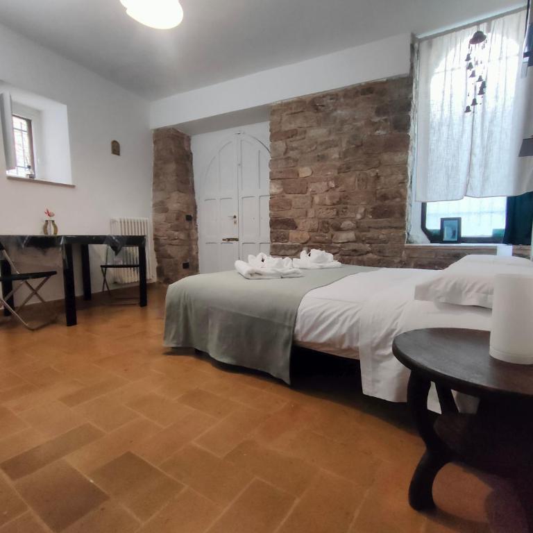 La Suite di Santa Chiara by MyAssisiSuite - Dormi in una Casa del '400 - 125 mq, RARO PIANO TERRA - 3 Veri Letti Matrimoniali, Zero Divani Letto - LIVE CHECK-IN, No Key Box, 3 Real Beds, Jacuzzi - Mówimy po polsku - Appartamento Deluxe con 2 Camere da Letto - 3