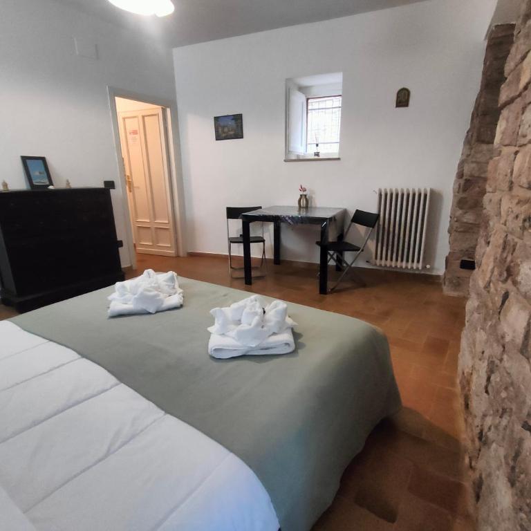 La Suite di Santa Chiara by MyAssisiSuite - Dormi in una Casa del '400 - 125 mq, RARO PIANO TERRA - 3 Veri Letti Matrimoniali, Zero Divani Letto - LIVE CHECK-IN, No Key Box, 3 Real Beds, Jacuzzi - Mówimy po polsku - Appartamento Deluxe con 2 Camere da Letto - 27