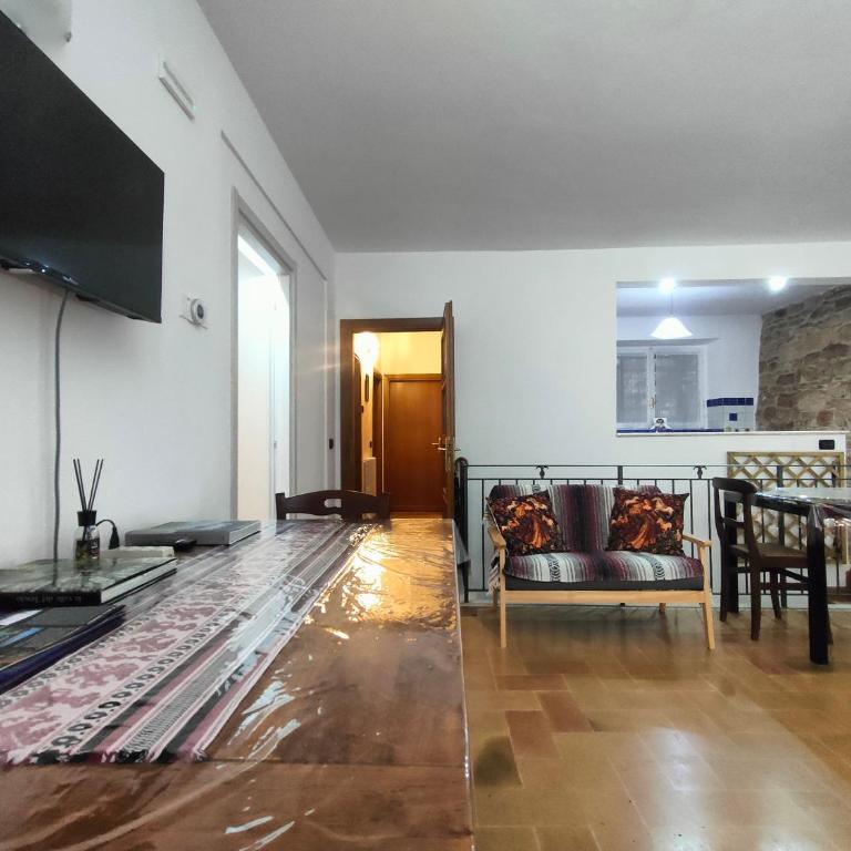 La Suite di Santa Chiara by MyAssisiSuite - Dormi in una Casa del '400 - 125 mq, RARO PIANO TERRA - 3 Veri Letti Matrimoniali, Zero Divani Letto - LIVE CHECK-IN, No Key Box, 3 Real Beds, Jacuzzi - Mówimy po polsku - Appartamento Deluxe con 2 Camere da Letto - 14