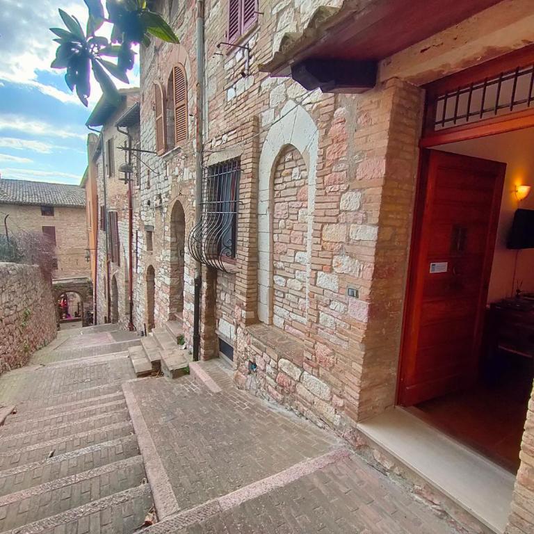 La Suite di Santa Chiara by MyAssisiSuite - Dormi in una Casa del '400 - 125 mq, RARO PIANO TERRA - 3 Veri Letti Matrimoniali, Zero Divani Letto - LIVE CHECK-IN, No Key Box, 3 Real Beds, Jacuzzi - Mówimy po polsku - Appartamento Deluxe con 2 Camere da Letto - 8