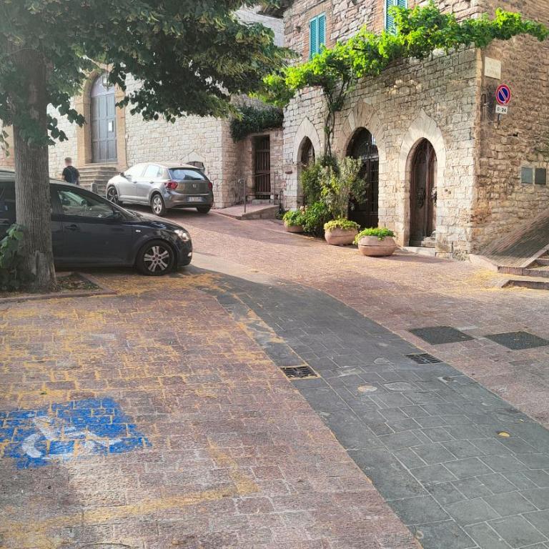 La Suite di Santa Chiara by MyAssisiSuite - Dormi in una Casa del '400 - 125 mq, RARO PIANO TERRA - 3 Veri Letti Matrimoniali, Zero Divani Letto - LIVE CHECK-IN, No Key Box, 3 Real Beds, Jacuzzi - Mówimy po polsku - Appartamento Deluxe con 2 Camere da Letto - 32