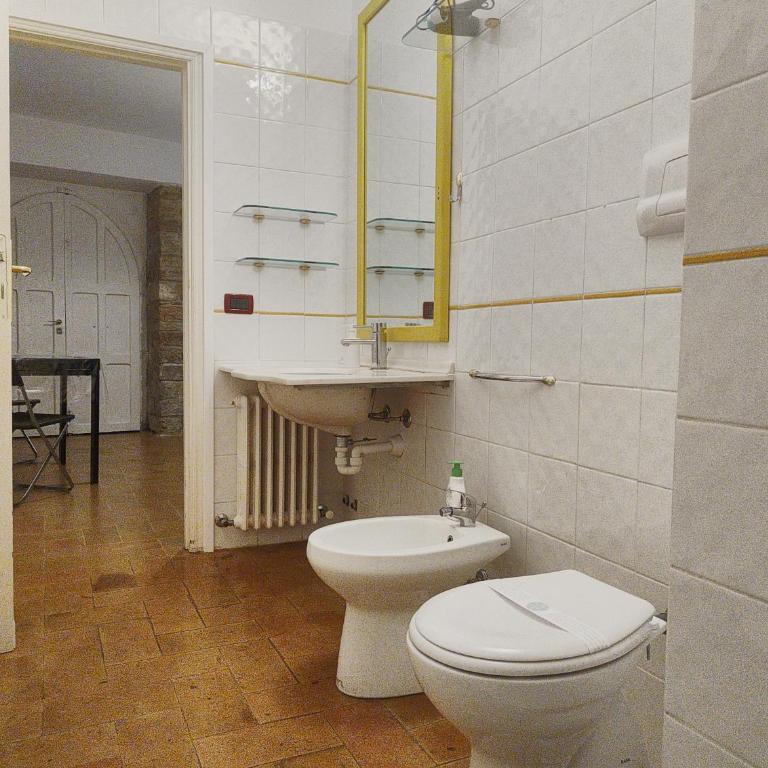 La Suite di Santa Chiara by MyAssisiSuite - Dormi in una Casa del '400 - 125 mq, RARO PIANO TERRA - 3 Veri Letti Matrimoniali, Zero Divani Letto - LIVE CHECK-IN, No Key Box, 3 Real Beds, Jacuzzi - Mówimy po polsku - Appartamento Deluxe con 2 Camere da Letto - 30