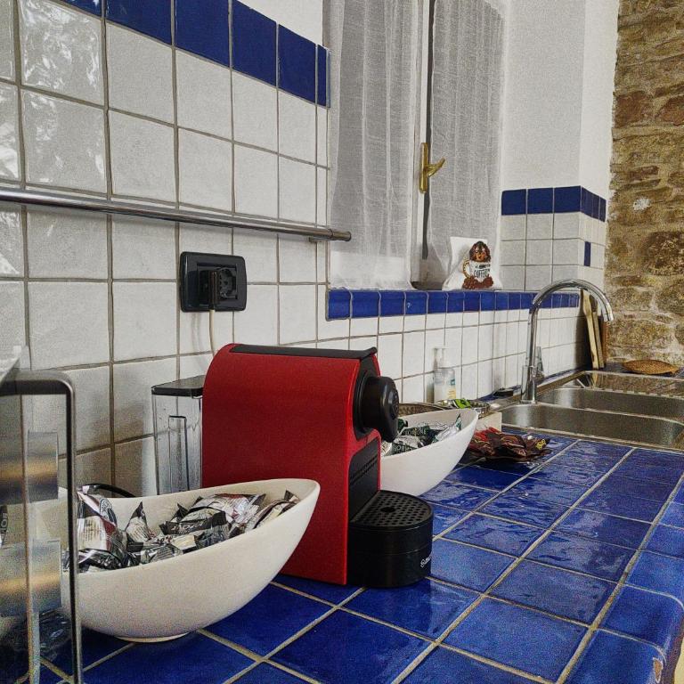 La Suite di Santa Chiara by MyAssisiSuite - Dormi in una Casa del '400 - 125 mq, RARO PIANO TERRA - 3 Veri Letti Matrimoniali, Zero Divani Letto - LIVE CHECK-IN, No Key Box, 3 Real Beds, Jacuzzi - Mówimy po polsku - Appartamento Deluxe con 2 Camere da Letto - 24