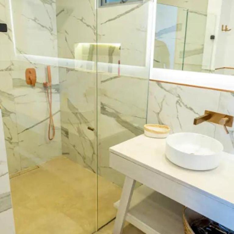 Apartamento con vista al mar, salida a la playa, aire acondicionado y jacuzzi - Apartment - 10