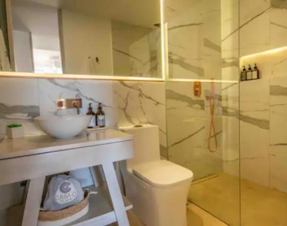Apartamento con vista al mar, salida a la playa, aire acondicionado y jacuzzi - Apartment - 13