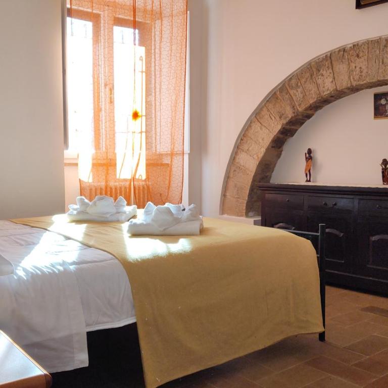 All'Ombra di Santa Chiara by MyAssisiSuite - Dormi in una Casa del '400 - 140 mq, RARO PIANO TERRA - 4 Veri Letti Matrimoniali, Zero Divani Letto - LIVE CHECK-IN, No Key Box, 4 Real Beds, Jacuzzi - Mówimy po polsku - Appartamento Deluxe con 3 Camere da Letto - 2